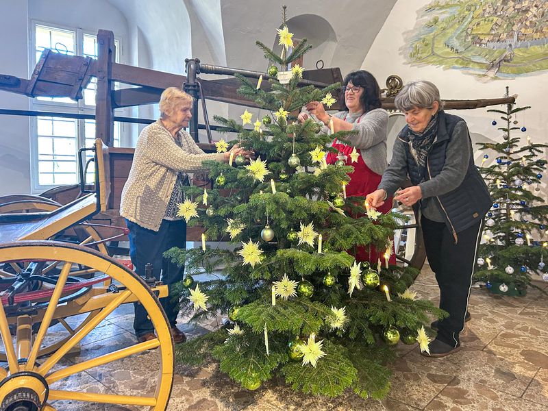  In den letzten Novemberwochen schmücken die Frauen des Fördervereins die Bäume im Museum Schloss und Festung Senftenberg. 